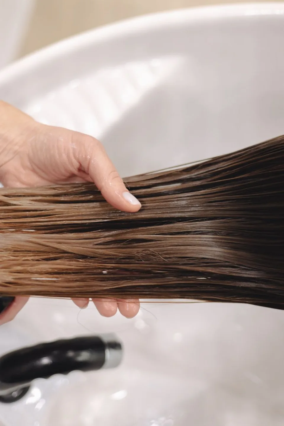 Cabello largo y oscuro, liso y brillante después de un alisado